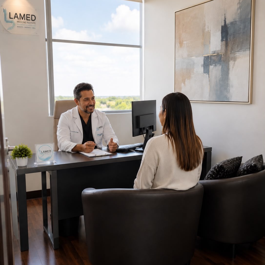 Médico de LAMED conversando con una paciente en su consultorio